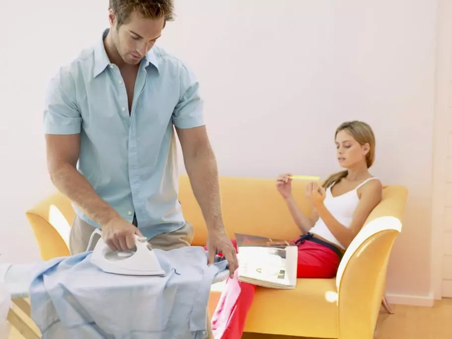 девушка лежит на диване парень гладит рубашку
