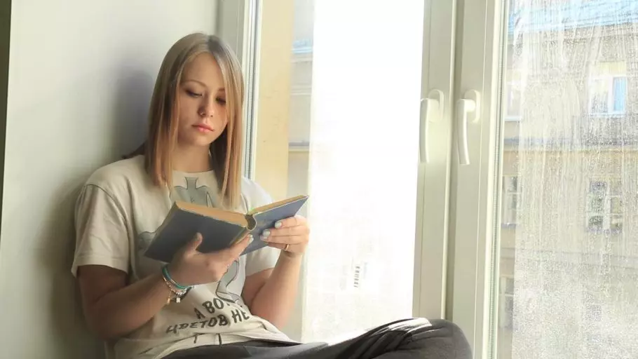 девушка читает книгу