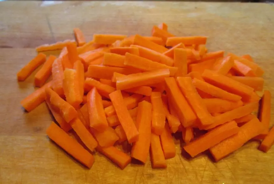 резаная соломкой морковь