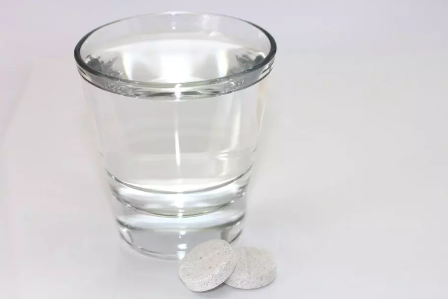 стакан с водой и таблетки