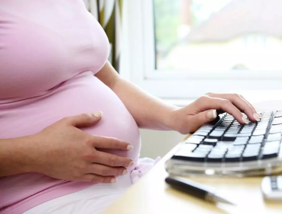 беременная женщина у компьютера