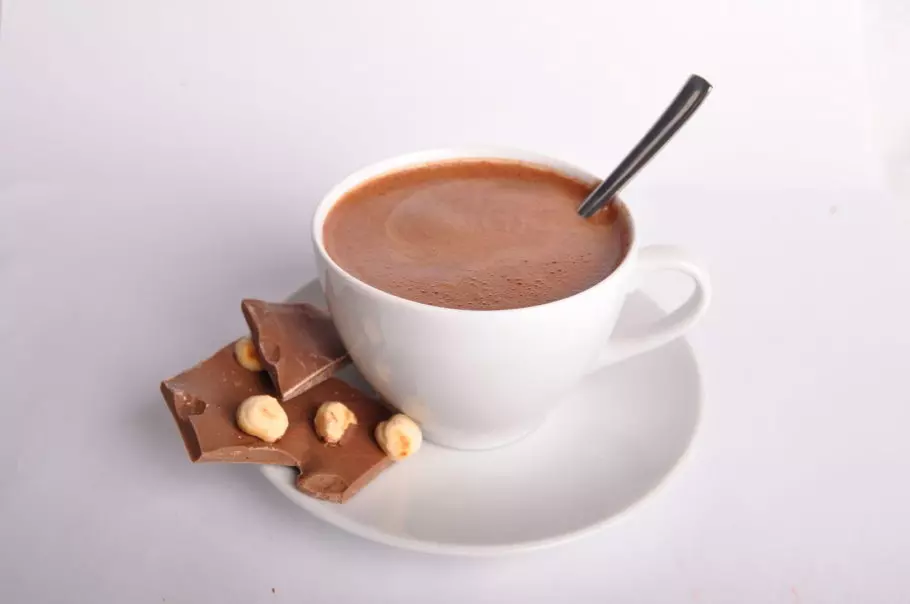 чашечка какао с шоколадом
