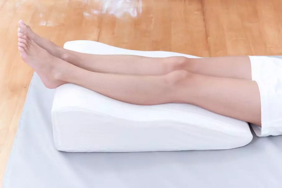 женские ноги на подушке