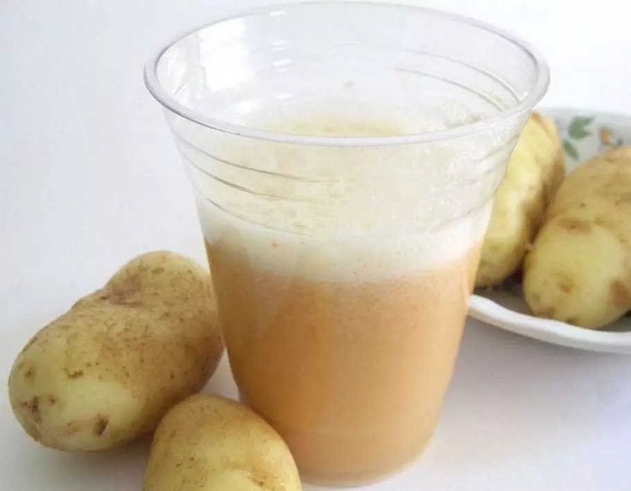 Картофель и картофельный сок в стакане