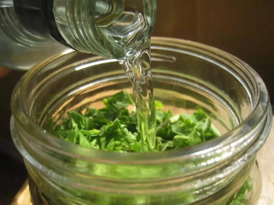 Вода наливается в посуду с травами