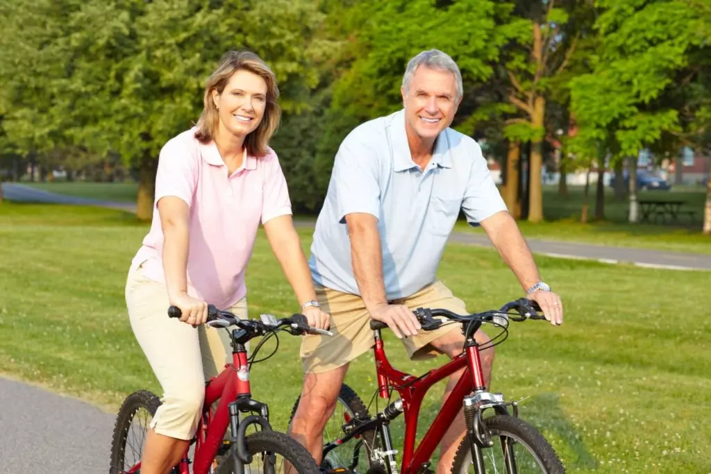 Мужчина и женщина катаются на велосипеде