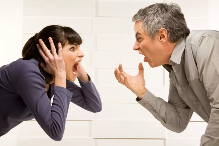мужчина и женщина кричат друг на друга