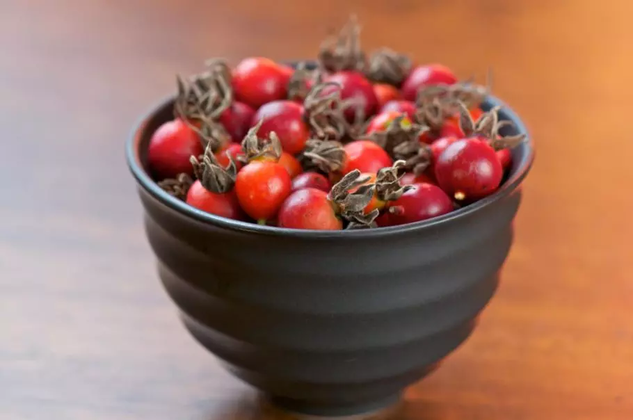 ягоды шиповника в вазочке