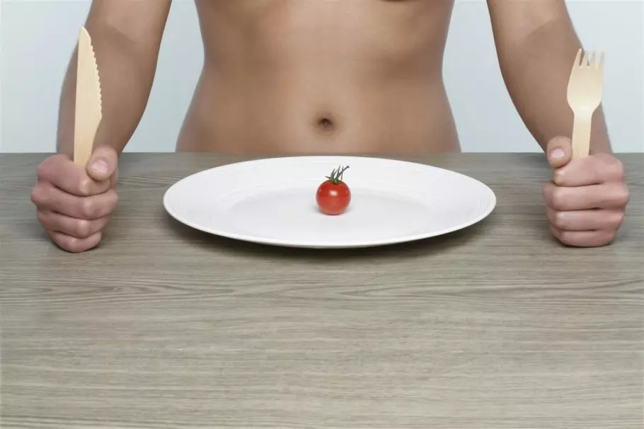 На тарелке одинокий помидор