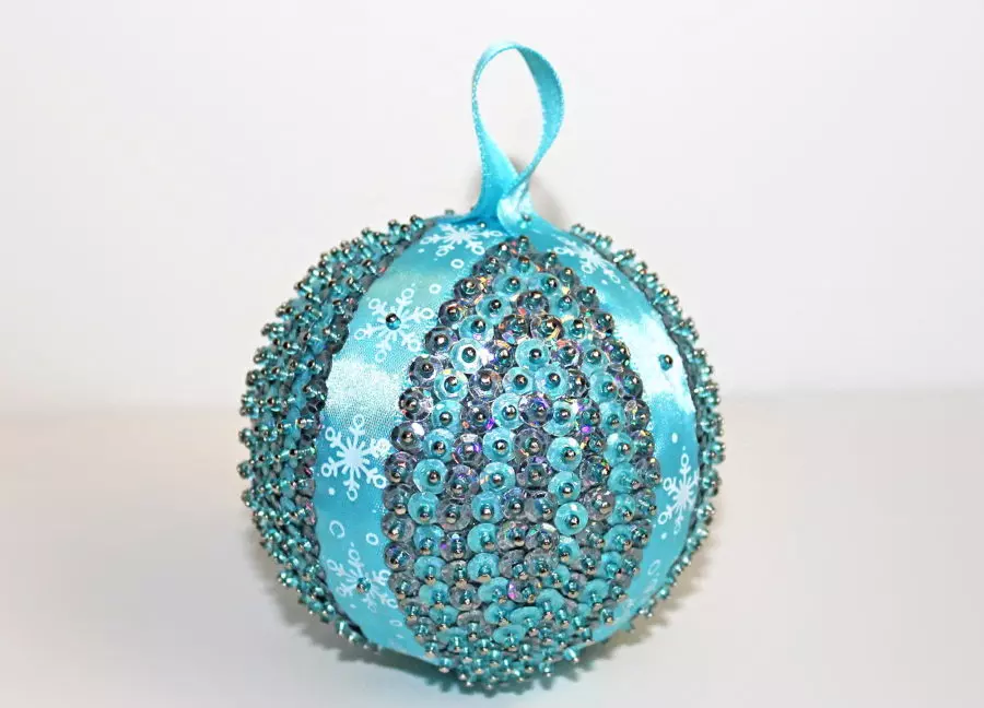 Новогодний шарик с пайетками