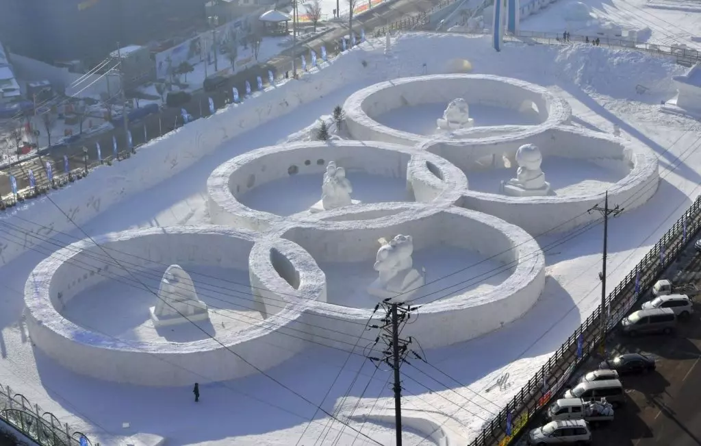 Олимпийские кольца из снега