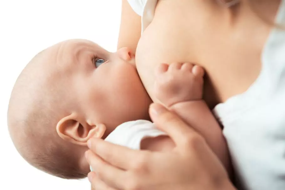Женщина кормит грудью ребенка