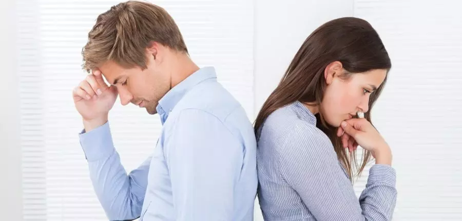 парень и девушка спиной к спине